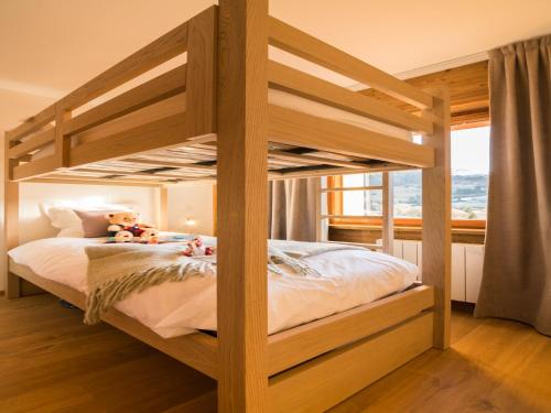 - un lit superposé en bois avec des ours en peluche dans une chambre dans l'établissement Chalet in Megève with Mont-Blanc Views, à Praz-sur-Arly
