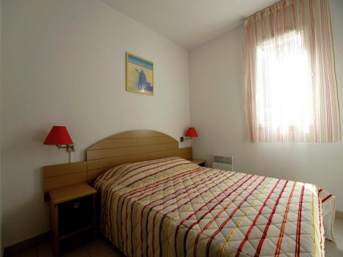 une chambre avec un lit et une fenêtre dans l'établissement Coastal Escape w Pool, à Ondres