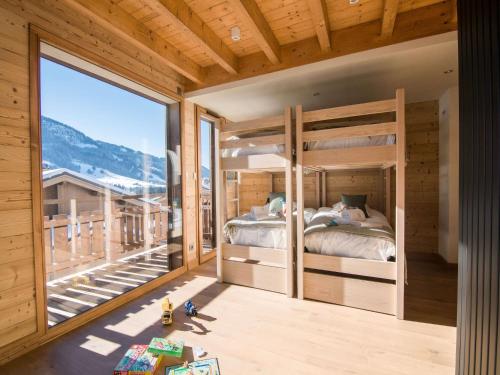 - une chambre avec des lits superposés et une grande fenêtre dans l'établissement Chalet in Megève with Mont-Blanc Views, à Praz-sur-Arly