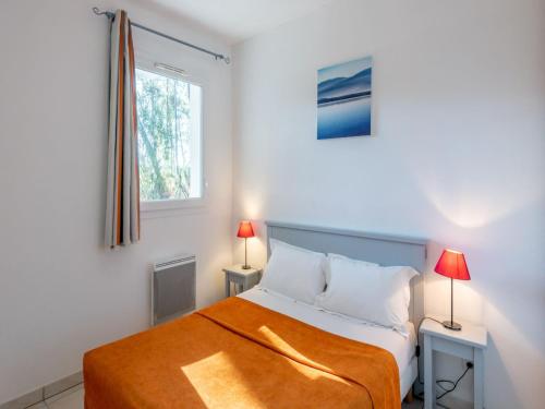 une chambre avec un lit et deux lampes et une fenêtre dans l'établissement House near Lake Biscarrosse, à Parentis-en-Born