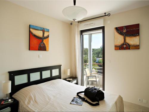 une chambre avec un lit avec un sac dessus dans l'établissement Charming Apt in Mandelieu, à Mandelieu-la-Napoule