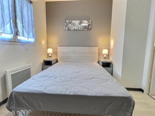 Cette chambre comprend un grand lit et 2 lampes. dans l'établissement Maisonette in Valras-Plage near Sandy Beach, à Sérignan