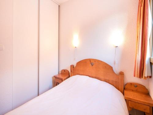 - une chambre avec un lit et deux lumières sur le mur dans l'établissement Comfortable apartment in Valfréjus Ski-slopes, à Valfréjus