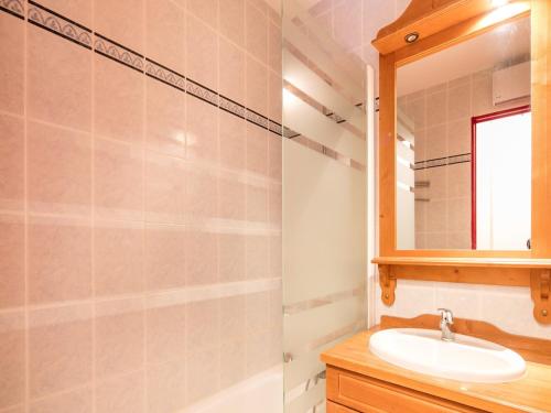une salle de bain avec un lavabo et un miroir dans l'établissement Comfortable apartment in Valfréjus Ski-slopes, à Valfréjus