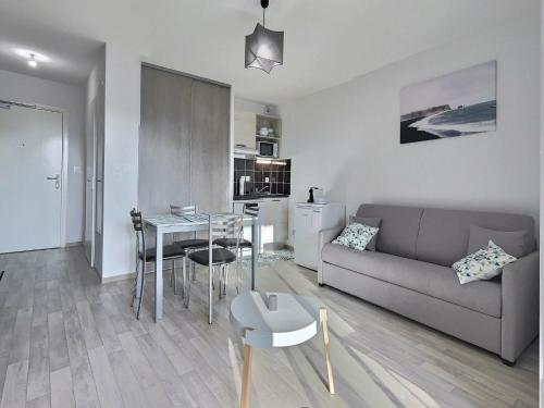 un salon avec un canapé et une table dans l'établissement Studio in Valras-Plage near Sandy Beach, à Sérignan