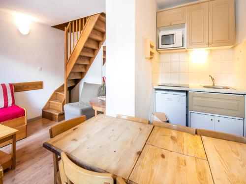 une cuisine et une salle à manger avec une table et des chaises en bois dans l'établissement Apartment in France with Ski Views, à Valloire