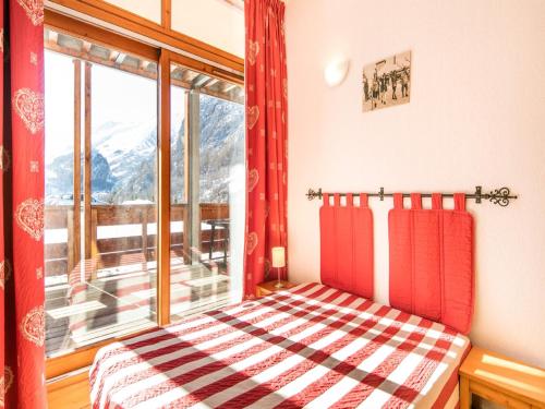 une chambre avec un lit et une grande fenêtre dans l'établissement Apartment in France with Ski Views, à Valloire