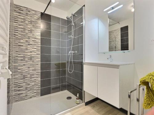 une salle de bain blanche avec une douche et un lavabo dans l'établissement Maisonette in Valras-Plage near Sandy Beach, à Sérignan