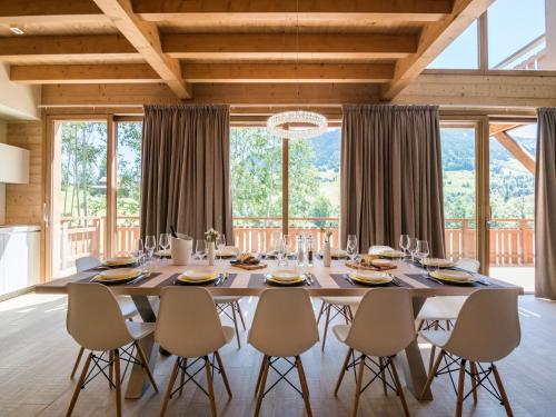 une grande salle à manger avec une grande table et des chaises dans l'établissement Spacious chalet for 12 people in megeve, à Praz-sur-Arly