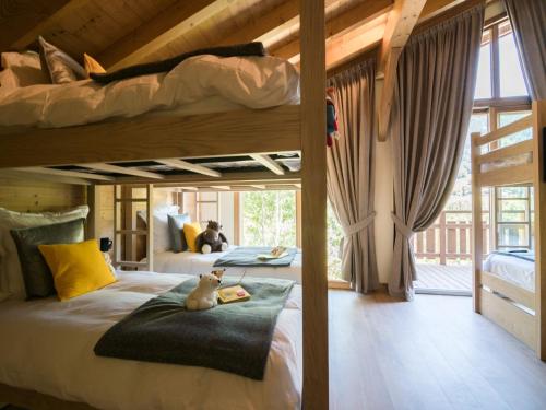 - une chambre avec 2 lits superposés dans une maison dans l'établissement Spacious chalet for 12 people in megeve, à Praz-sur-Arly