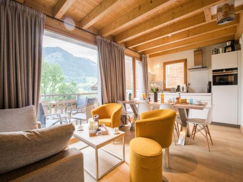 un salon avec une table et des chaises et une cuisine dans l'établissement Chalet in Megève with Mont-Blanc Views, à Praz-sur-Arly