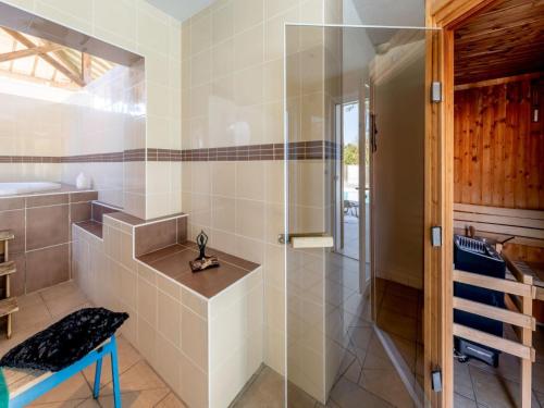 La salle de bains est pourvue d'une douche et d'un banc. dans l'établissement House near Lake Biscarrosse, à Parentis-en-Born