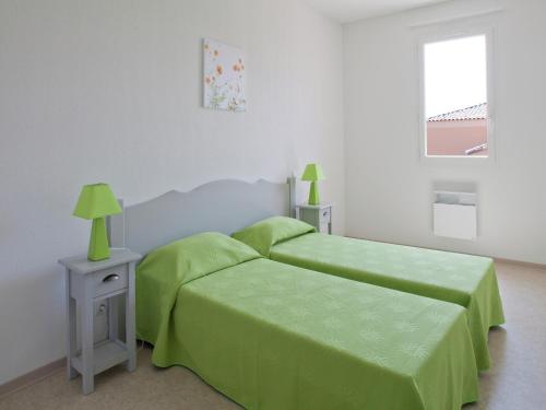 - une chambre avec un lit doté de draps verts et une fenêtre dans l'établissement Vacation Home in Provence near Mont Ventoux, à Aubignan