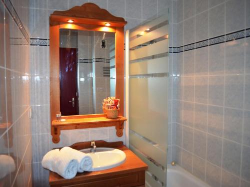 une salle de bain avec un lavabo, un miroir et une douche dans l'établissement Pet-Friendly Ski Retreat, à Valfréjus