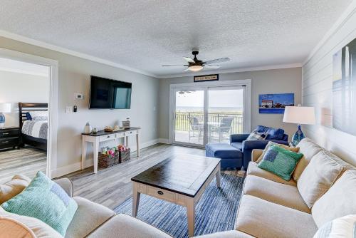 una sala de estar con un sofá y una mesa en Island South 7, en St. Augustine