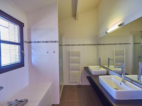 Ένα μπάνιο στο Villa in Castle Park with Heated Pool