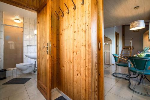 a bathroom with a toilet and a table in a room at Ferienhaus-Haus-am-See-mit-Wassergrundstueck in Lärz