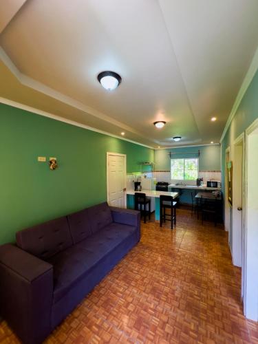 a living room with a couch and a kitchen at Casa hotel Aguas Termales in Gracias