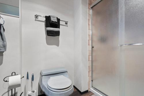Un baño de Mt. Baker View Harbor King Bed Fire Pit