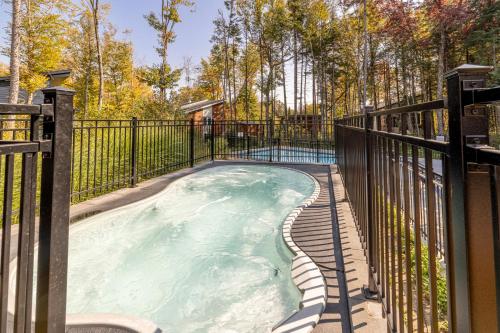Бассейн в La Villa des Lucioles & SPA или поблизости