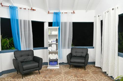 Villa Serenity Water View Suite Sleeps 3 w Poolにあるシーティングエリア