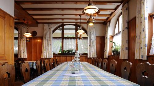 een eetkamer met een tafel en stoelen bij Gasthaus zum Rössli in Triengen