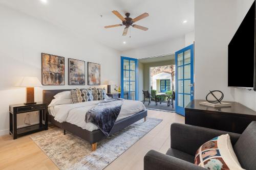 Ένα ή περισσότερα κρεβάτια σε δωμάτιο στο H90 Single Story Townhome Near Beautiful Fountain Condo