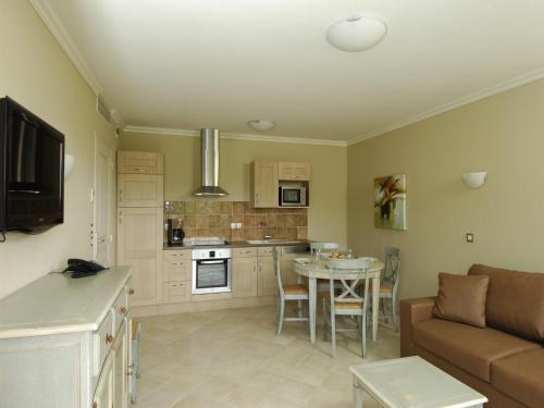 une cuisine et un salon avec un canapé et une table dans l'établissement Villa in Callian with Private Pool, à Callian