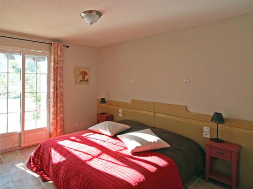 - une chambre avec un lit doté de draps rouges et une fenêtre dans l'établissement Villa in Callian with Private Pool, à Callian