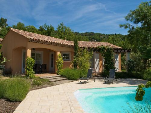 une villa avec une piscine et une maison dans l'établissement Villa in Callian with Private Pool, à Callian