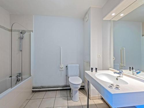 プルゴンヴランにあるBeachside Bliss in Brittanyのトイレと洗面台を備えた白いバスルーム