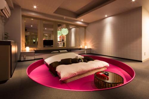 a bedroom with a large bed with a pink circle around it at プリンセスプリンセス秋田大町 in Akita