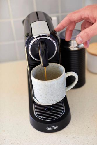 Utensilios para hacer té y café en The Arthouse Freycinet