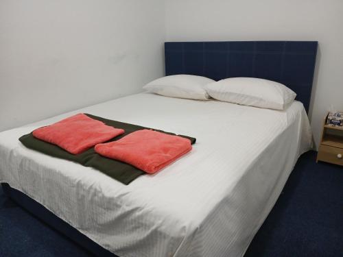 Postel nebo postele na pokoji v ubytování Enviropath Hotel