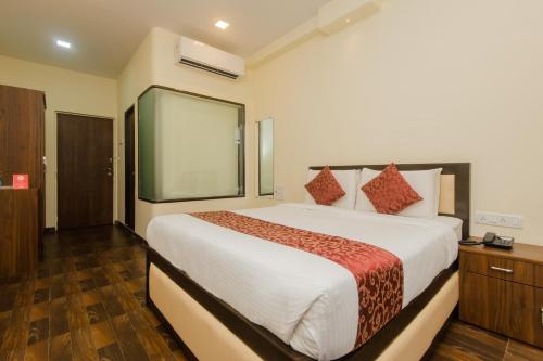 Ένα ή περισσότερα κρεβάτια σε δωμάτιο στο Super Hotel O Divine Residency Near Phoenix Marketcity