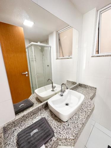 a bathroom with a sink and a mirror at Luz do Sol até 10 Pessoas com Ar Condicionado in Arraial do Cabo
