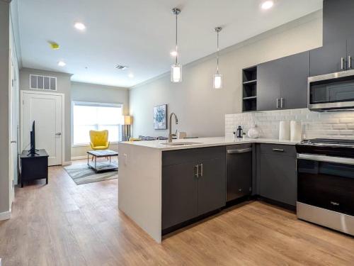 Dunellenにある227 Modern 1BR Apt Walk to NJTの広いキッチン(シンク、コンロ付)