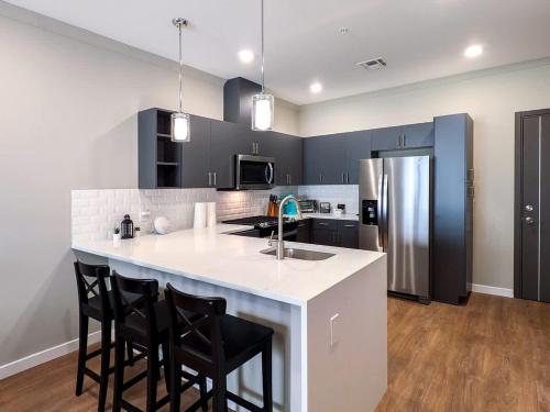 Dunellenにある227 Modern 1BR Apt Walk to NJTのキッチン(白いカウンター、黒いキャビネット付)