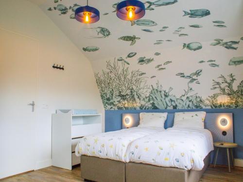Un dormitorio con una cama con un cuadro en la pared. en Holiday Home in Noordwijk near the Beach, en Noordwijk aan Zee