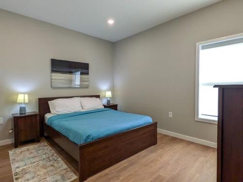 Una cama o camas en una habitación de 312 Modern 1BR Apt Walk to NJT