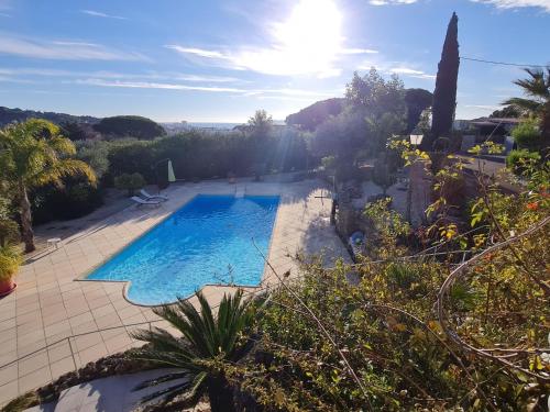 Villa 5 pièces avec piscine privée et climatisation à Sainte-Maxime, proche commodités - FR-1-780-65