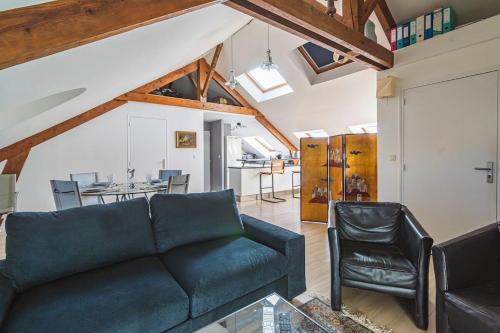 un salon avec un canapé et une table dans l'établissement Clocher de la Cathedrale de Reims, à Reims