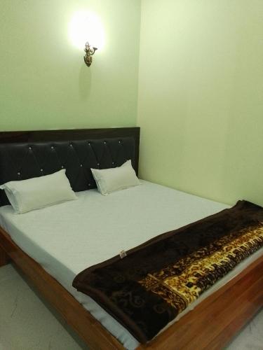 Postel nebo postele na pokoji v ubytování Hotel AV Priya