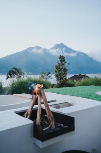 a fire pit with a mountain in the background at Skylake Villa in Kubupenlokan