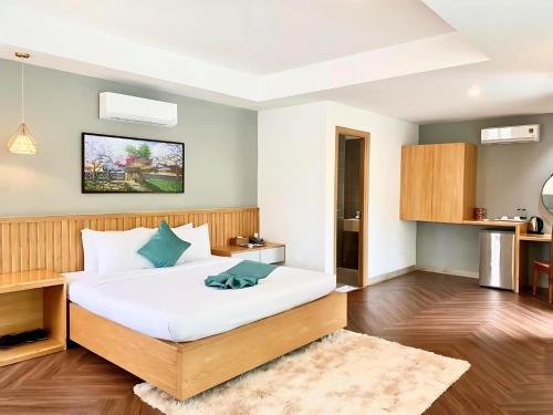 Un dormitorio con una cama grande en una habitación. en Happy Life Green Hotel, en Ho Chi Minh
