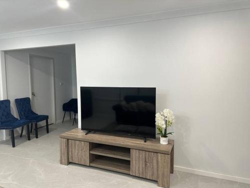 Μια τηλεόραση ή/και κέντρο ψυχαγωγίας στο Comfort, cosy affordable and new relaxing house-3 Bedrooms - 3 queen beds -Excellent place that suitable for everyone