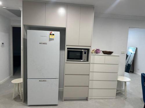 Η κουζίνα ή μικρή κουζίνα στο Comfort, cosy affordable and new relaxing house-3 Bedrooms - 3 queen beds -Excellent place that suitable for everyone