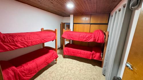 Postel nebo postele na pokoji v ubytování Hostal Leolei