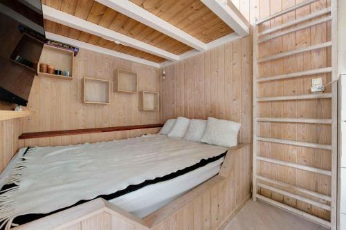 Amazing Home In Tikøb W-にあるベッド