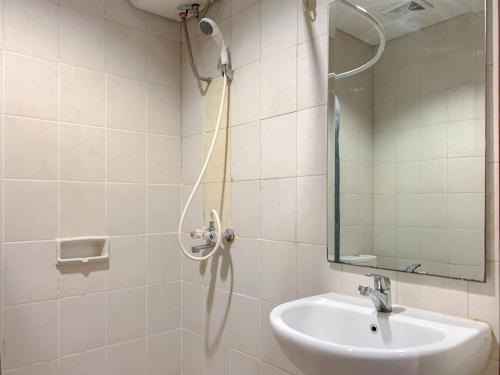 Ένα μπάνιο στο Comfort 1BR Apartment at Thamrin Residence By Travelio